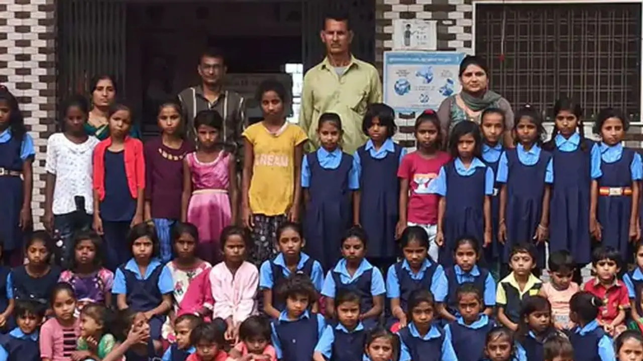 एक टीचर ऐसा भी: बच्चों का करियर बनाने के लिए खर्च कर दी अपनी जमा पूंजी...हर कोई कर रहा सैल्यूट एक टीचर ऐसा भी: बच्चों का करियर बनाने के लिए खर्च कर दी अपनी जमा पूंजी...हर कोई कर रहा सैल्यूट