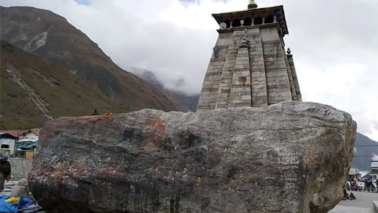 केदारनाथ धाम से लौट रहे यूपी के श्रद्धालुओं की कार गंगा में गिरी, नदी में कार न मिलने पर डूबने की है आशंका केदारनाथ धाम से लौट रहे यूपी के श्रद्धालुओं की कार गंगा में गिरी, नदी में कार न मिलने पर डूबने की है आशंका