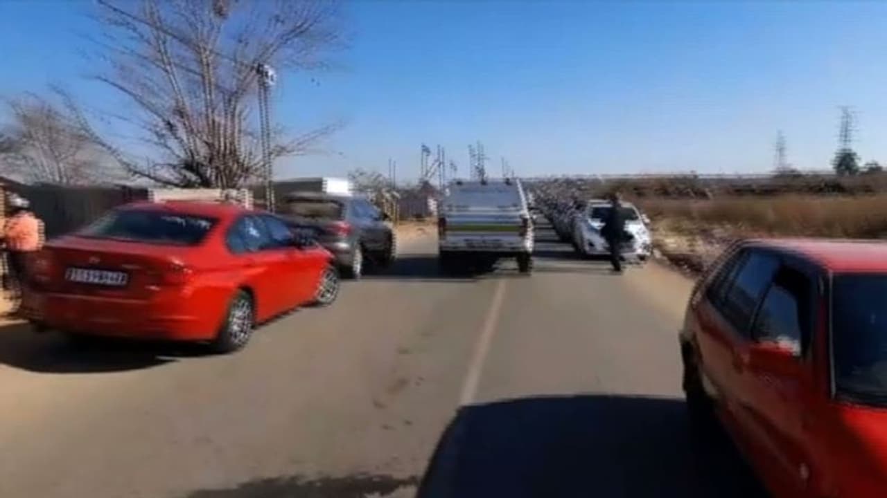 ദക്ഷിണാഫ്രിക്കയില് ബാറില് വെടിവെപ്പ്: 14 മരണം, 8 പേര്ക്ക് ഗുരുതര പരിക്ക് ദക്ഷിണാഫ്രിക്കയില് ബാറില് വെടിവെപ്പ്: 14 മരണം, 8 പേര്ക്ക് ഗുരുതര പരിക്ക്