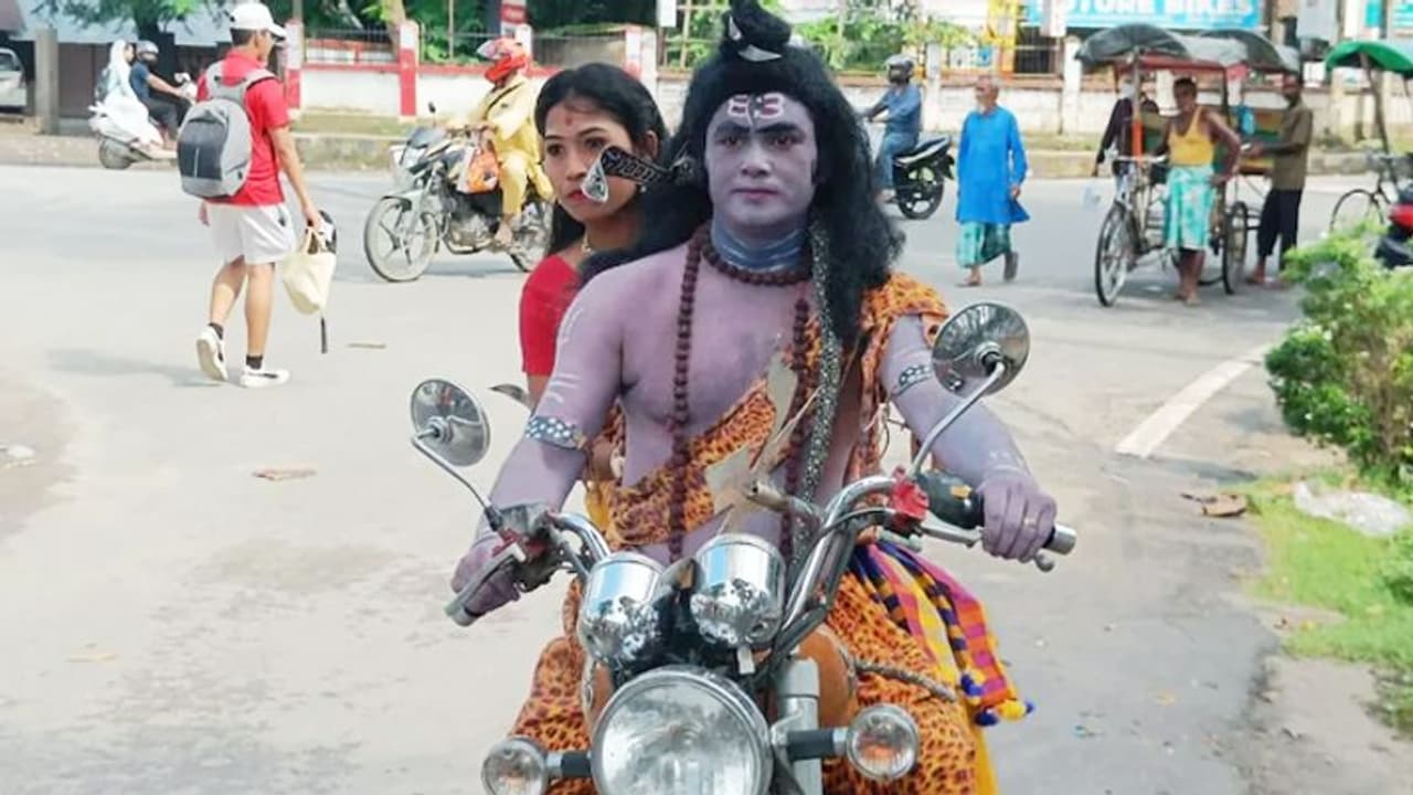 काली पोस्टर विवाद के बाद अब शिव पार्वती के वेष में धूम्रपान करने वाला गिरफ्तार, लगे ये आरोप काली पोस्टर विवाद के बाद अब शिव पार्वती के वेष में धूम्रपान करने वाला गिरफ्तार, लगे ये आरोप