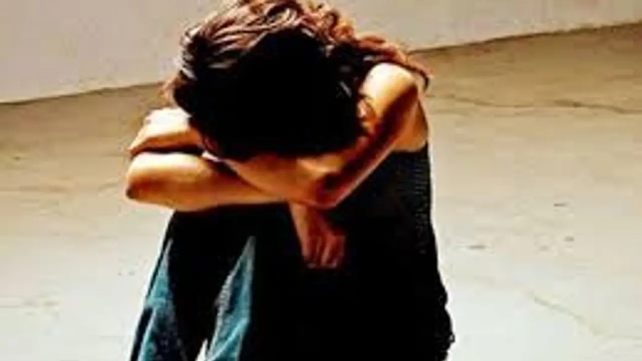 सीकर की शर्मनाक घटना: घर में घुसकर पहले लड़की को जगह जगह से काटा, फिर की हदें पार...माता पिता को भी पीटा सीकर की शर्मनाक घटना: घर में घुसकर पहले लड़की को जगह जगह से काटा, फिर की हदें पार...माता पिता को भी पीटा