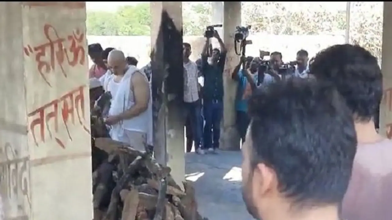 पंचतत्व में विलीन हुईं मुलायम सिंह यादव की पत्नी साधना गुप्ता, बेटे प्रतीक ने दी मुखाग्नि पंचतत्व में विलीन हुईं मुलायम सिंह यादव की पत्नी साधना गुप्ता, बेटे प्रतीक ने दी मुखाग्नि