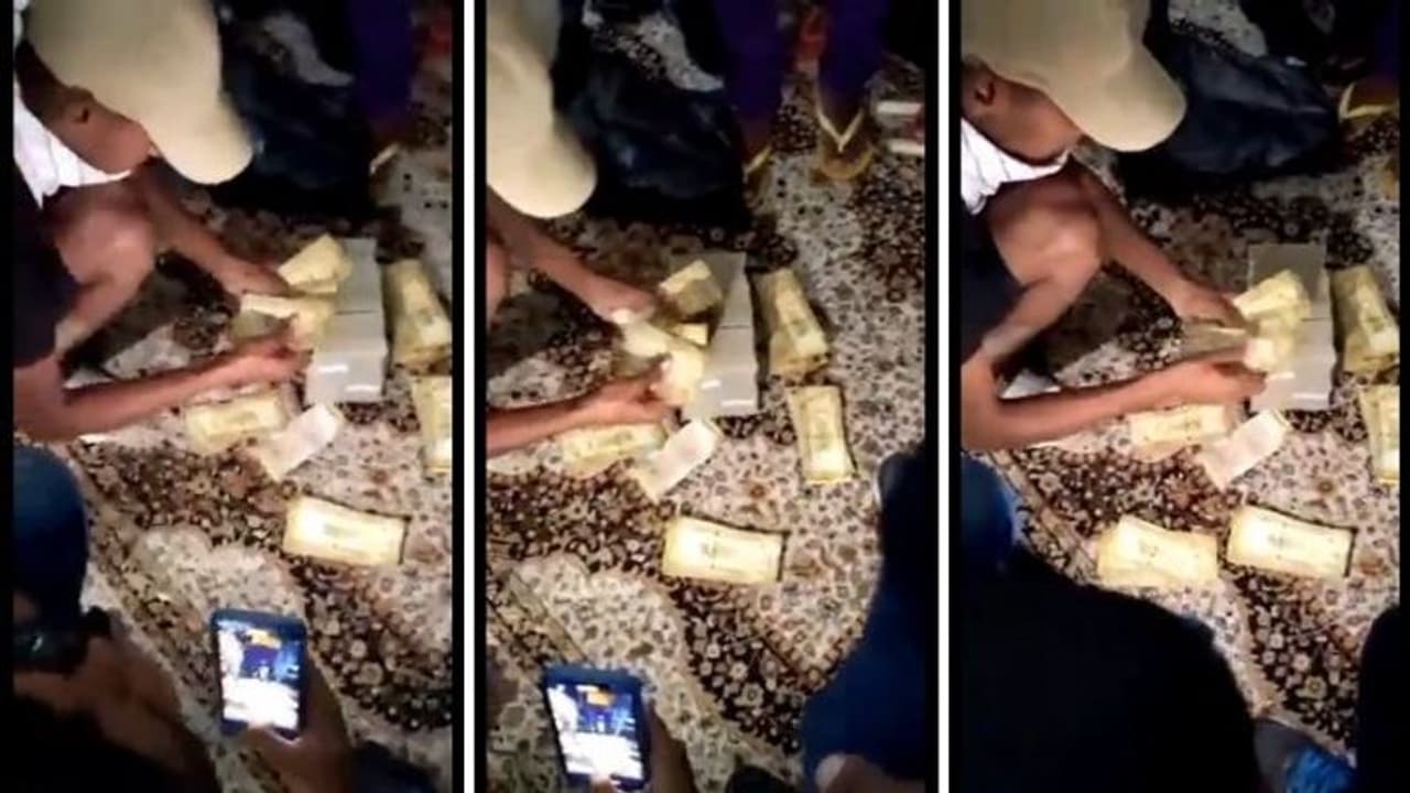 இலங்கை அதிபர் மாளிகையில் கோடிக்கணக்கில் பணம்..கைப்பற்றிய போராட்டக்காரர்கள் வைரல் வீடியோ இலங்கை அதிபர் மாளிகையில் கோடிக்கணக்கில் பணம்..கைப்பற்றிய போராட்டக்காரர்கள் வைரல் வீடியோ