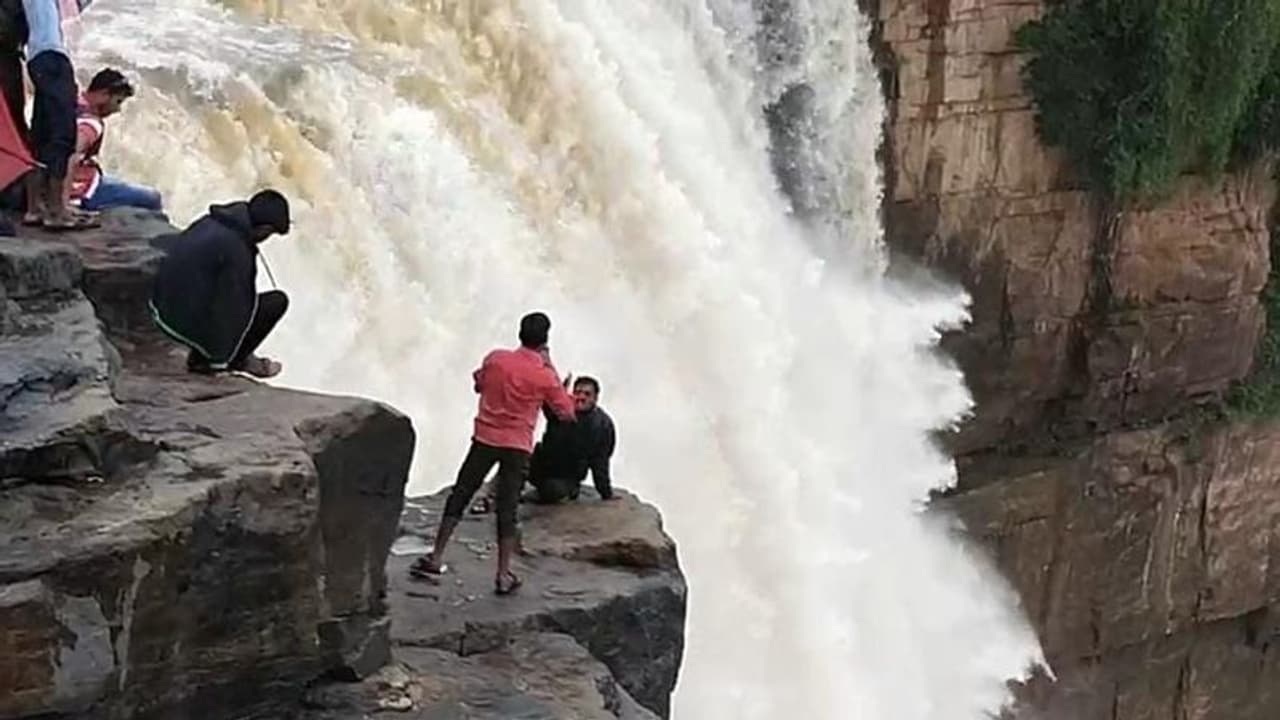 ಗೋಕಾಕ್ ಫಾಲ್ಸ್ನಲ್ಲಿ ಪ್ರವಾಸಿಗರ ಹುಚ್ಚಾಟ, ಟೈಮ್ ಖರಾಬ್ ಇದ್ರೆ ಚಟ್ಟ ಗೋಕಾಕ್ ಫಾಲ್ಸ್ನಲ್ಲಿ ಪ್ರವಾಸಿಗರ ಹುಚ್ಚಾಟ, ಟೈಮ್ ಖರಾಬ್ ಇದ್ರೆ ಚಟ್ಟ