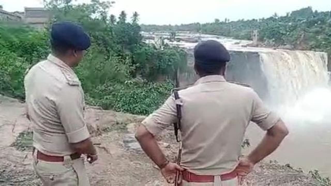 ಭಾರೀ ಮಳೆ: ಗೋಕಾಕ ಜಲಪಾತದತ್ತ ಪ್ರವಾಸಿಗರು ತೆರಳದಂತೆ ಖಾಕಿ ನಿರ್ಬಂಧ ಭಾರೀ ಮಳೆ: ಗೋಕಾಕ ಜಲಪಾತದತ್ತ ಪ್ರವಾಸಿಗರು ತೆರಳದಂತೆ ಖಾಕಿ ನಿರ್ಬಂಧ