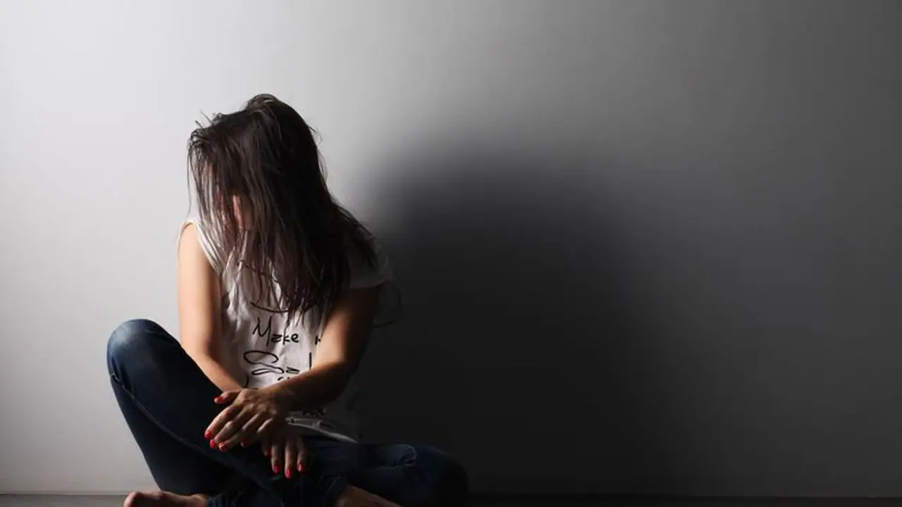 Depression In Teenage Girls : കൗമാരക്കാരായ പെൺകുട്ടികളിൽ വിഷാദരോഗത്തിന്റെ പ്രധാനപ്പെട്ട ലക്ഷണങ്ങൾ Depression In Teenage Girls : കൗമാരക്കാരായ പെൺകുട്ടികളിൽ വിഷാദരോഗത്തിന്റെ പ്രധാനപ്പെട്ട ലക്ഷണങ്ങൾ