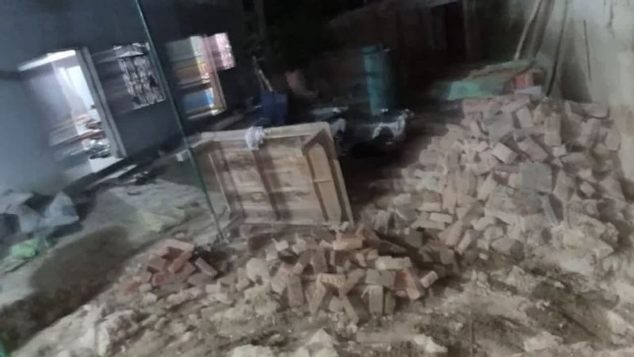 अयोध्या: विस्फोट मामले में अधिकारियों को गुमराह करना पुलिसकर्मियों को पड़ा भारी, गिरी गाज अयोध्या: विस्फोट मामले में अधिकारियों को गुमराह करना पुलिसकर्मियों को पड़ा भारी, गिरी गाज