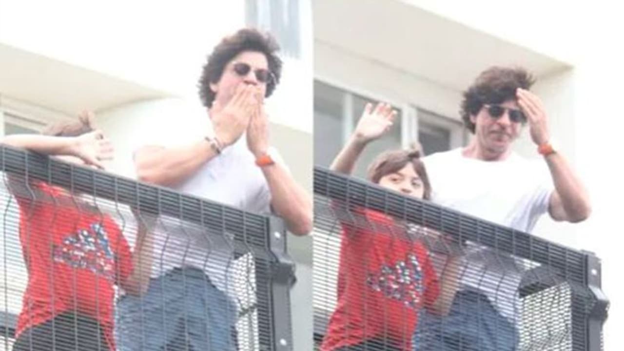 शाहरुख खान ने मन्नत के बाहर दी ईद की मुबारकबाद, वीडियो में देखें SRK के बेटे अबराम का अंदाज़ शाहरुख खान ने मन्नत के बाहर दी ईद की मुबारकबाद, वीडियो में देखें SRK के बेटे अबराम का अंदाज़