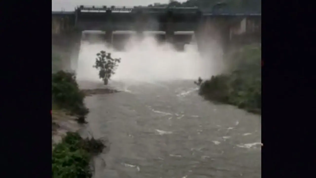 വൃഷ്ടി പ്രദേശത്ത് കനത്ത മഴ: കക്കയം ഡാമിൽ നിന്നും പുറത്തു വിടുന്ന ജലത്തിൻ്റെ അളവ് കൂട്ടി 