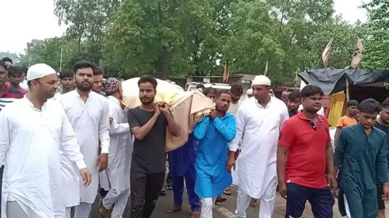 जयपुर से ईद पर सद्भावना भरी खबर: मुसलमानों ने सजाई हिंदू की अर्थी...अपना त्यौहार छोड़ कराया अंतिम संस्कार जयपुर से ईद पर सद्भावना भरी खबर: मुसलमानों ने सजाई हिंदू की अर्थी...अपना त्यौहार छोड़ कराया अंतिम संस्कार