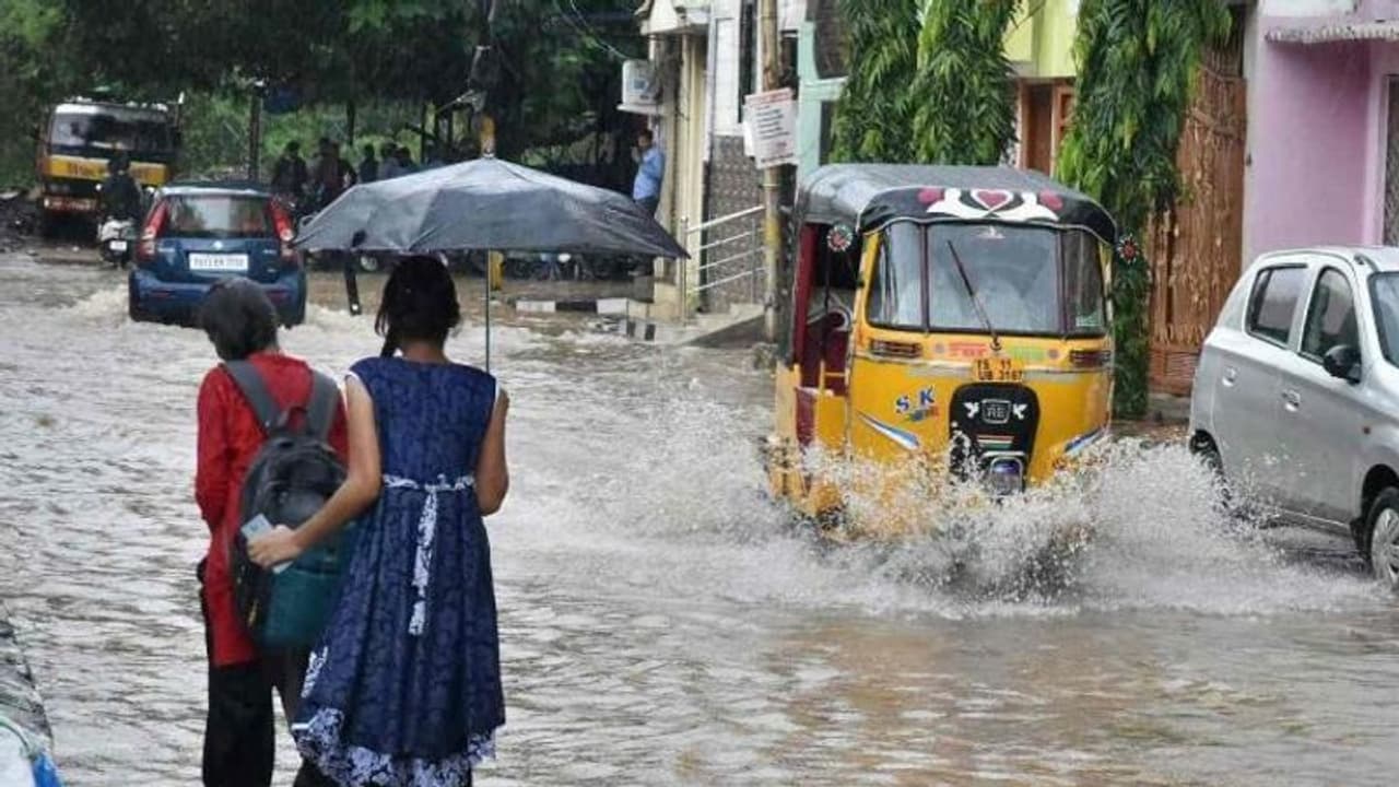 Heavy rains: తెలంగాణలో దంచికొడుతున్న వానలు.. మునుగుతున్న ఇండ్లు ! Heavy rains: తెలంగాణలో దంచికొడుతున్న వానలు.. మునుగుతున్న ఇండ్లు !