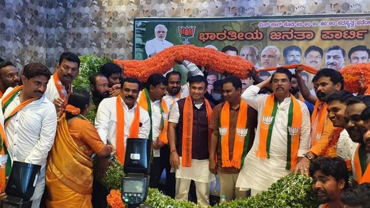 ಕೋಲಾರ ಬಿಜೆಪಿಯಲ್ಲೂ ಭಿನ್ನಮತ: ಮಾಲೂರು ಟಿಕೆಟ್ ಯಾರಿಗೆ? ಕೋಲಾರ ಬಿಜೆಪಿಯಲ್ಲೂ ಭಿನ್ನಮತ: ಮಾಲೂರು ಟಿಕೆಟ್ ಯಾರಿಗೆ?