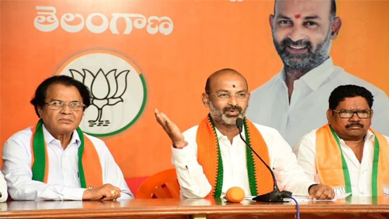 నేను పొగాకు నములుతానా.. కేటీఆరే డ్రగ్స్కు బానిస, ఏ టెస్ట్కైనా రెడీ : బండి సంజయ్ సవాల్ నేను పొగాకు నములుతానా.. కేటీఆరే డ్రగ్స్కు బానిస, ఏ టెస్ట్కైనా రెడీ : బండి సంజయ్ సవాల్