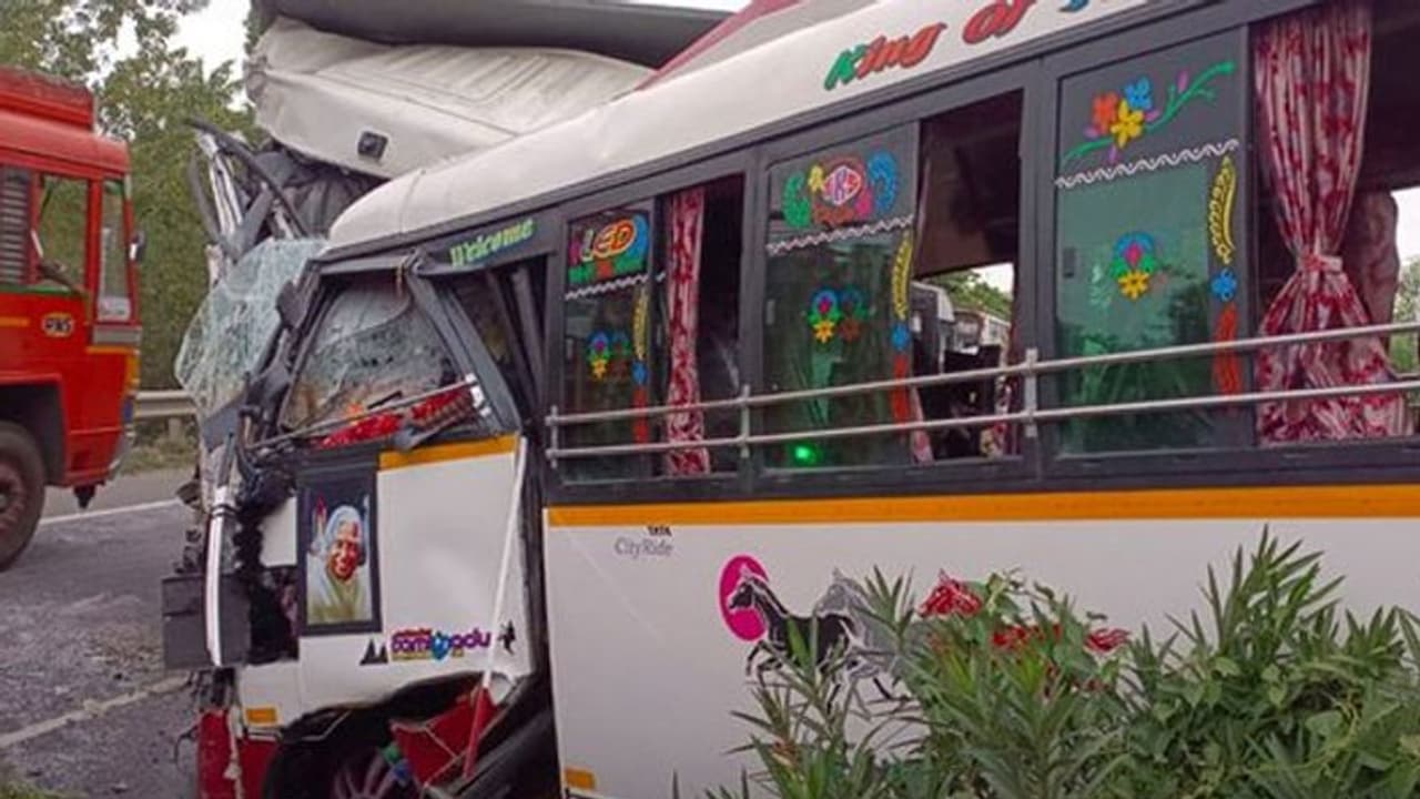 பொதுக்குழுவுக்கு புறப்பட்ட அதிமுகவினர் வேன் மீது கண்டெய்னர் லாரி மோதல்.. 2 பேர் பலி.. 13 பேர் காயம்.!