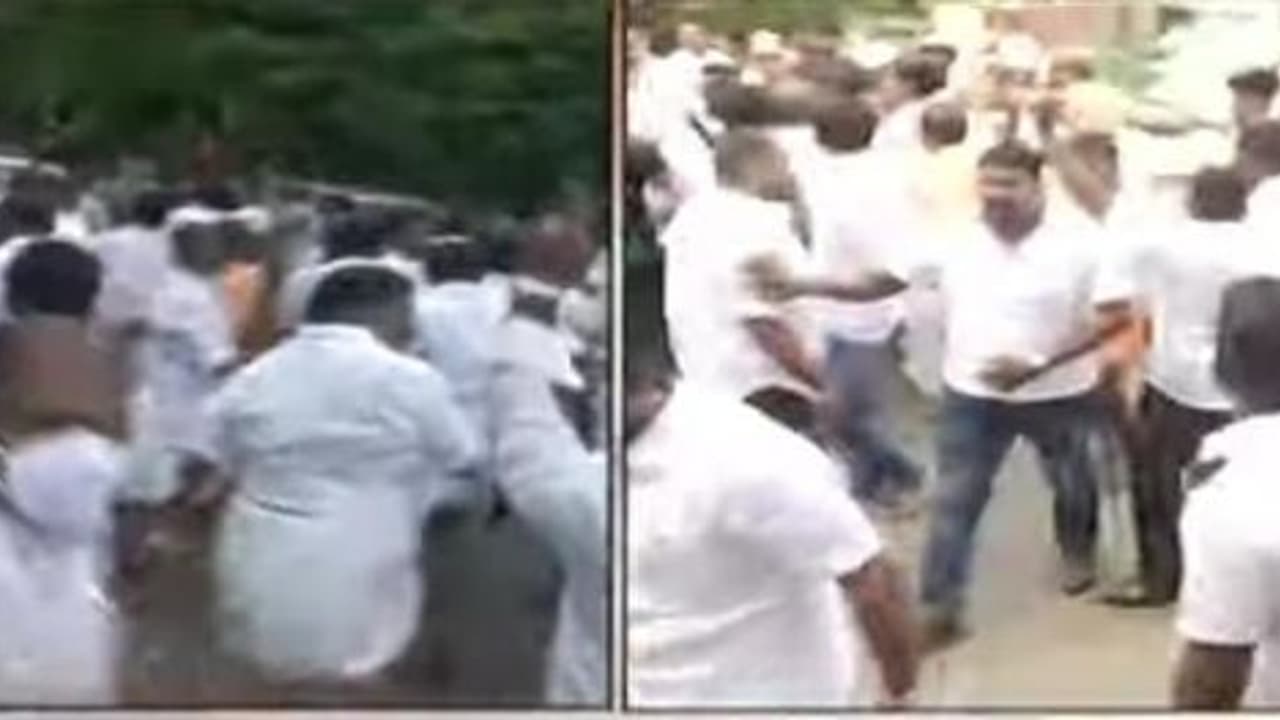 அதிமுக அலுவலகத்திற்கு வந்த ஓபிஎஸ்..! கற்களை வீசி தாக்கிய இபிஎஸ் ஆதரவாளர்கள் போர்க்களமான சாலைகள் அதிமுக அலுவலகத்திற்கு வந்த ஓபிஎஸ்..! கற்களை வீசி தாக்கிய இபிஎஸ் ஆதரவாளர்கள் போர்க்களமான சாலைகள்