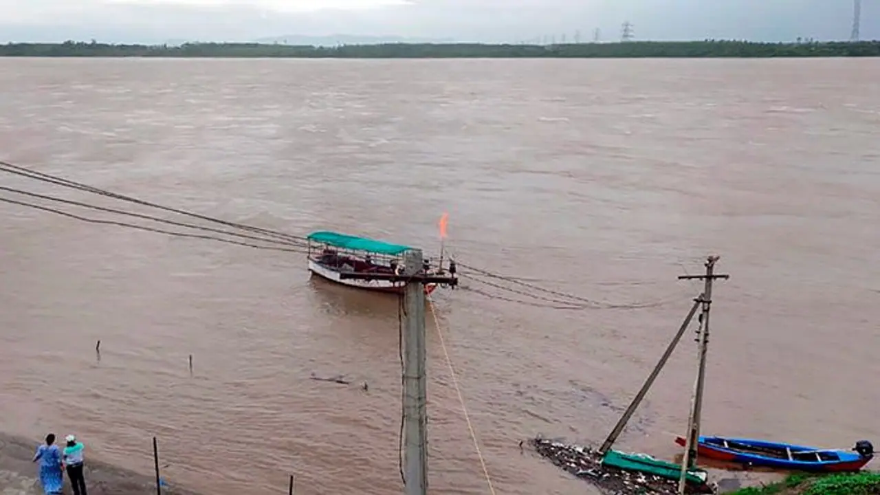 Flood alert in Andra Pradesh after Godavari river water level rises 