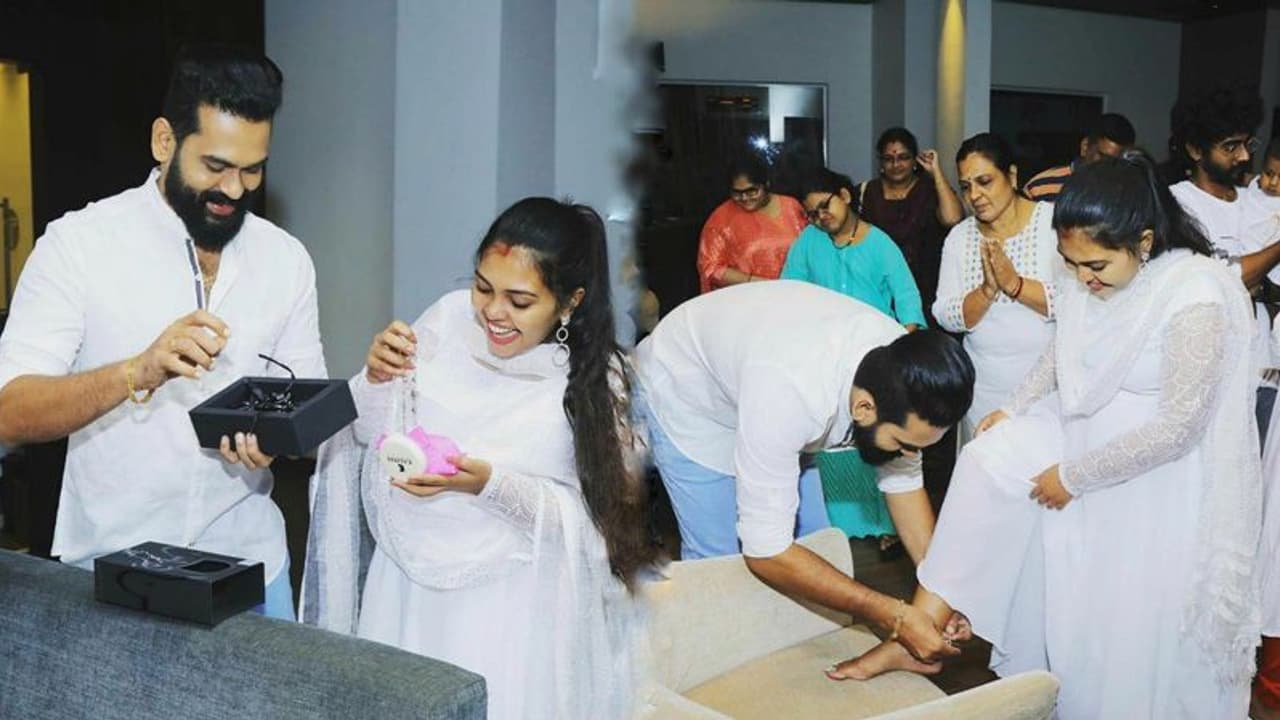 മൃദുലയ്ക്ക് കൊലുസണിയിച്ച് യുവ; ഒന്നാം വിവാഹം വാര്ഷികം ആഘോഷമാക്കി 'മൃദ്വ' മൃദുലയ്ക്ക് കൊലുസണിയിച്ച് യുവ; ഒന്നാം വിവാഹം വാര്ഷികം ആഘോഷമാക്കി 'മൃദ്വ'