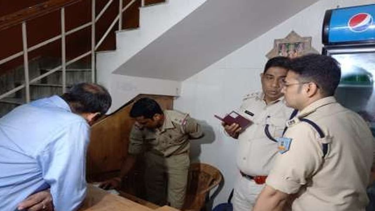 होने वाले दामाद ने इंटरव्यू के लिए साले को रांची बुलाया, होटल में नाश्ता लेकर गया तो इस हालत में मिले दो लोग होने वाले दामाद ने इंटरव्यू के लिए साले को रांची बुलाया, होटल में नाश्ता लेकर गया तो इस हालत में मिले दो लोग