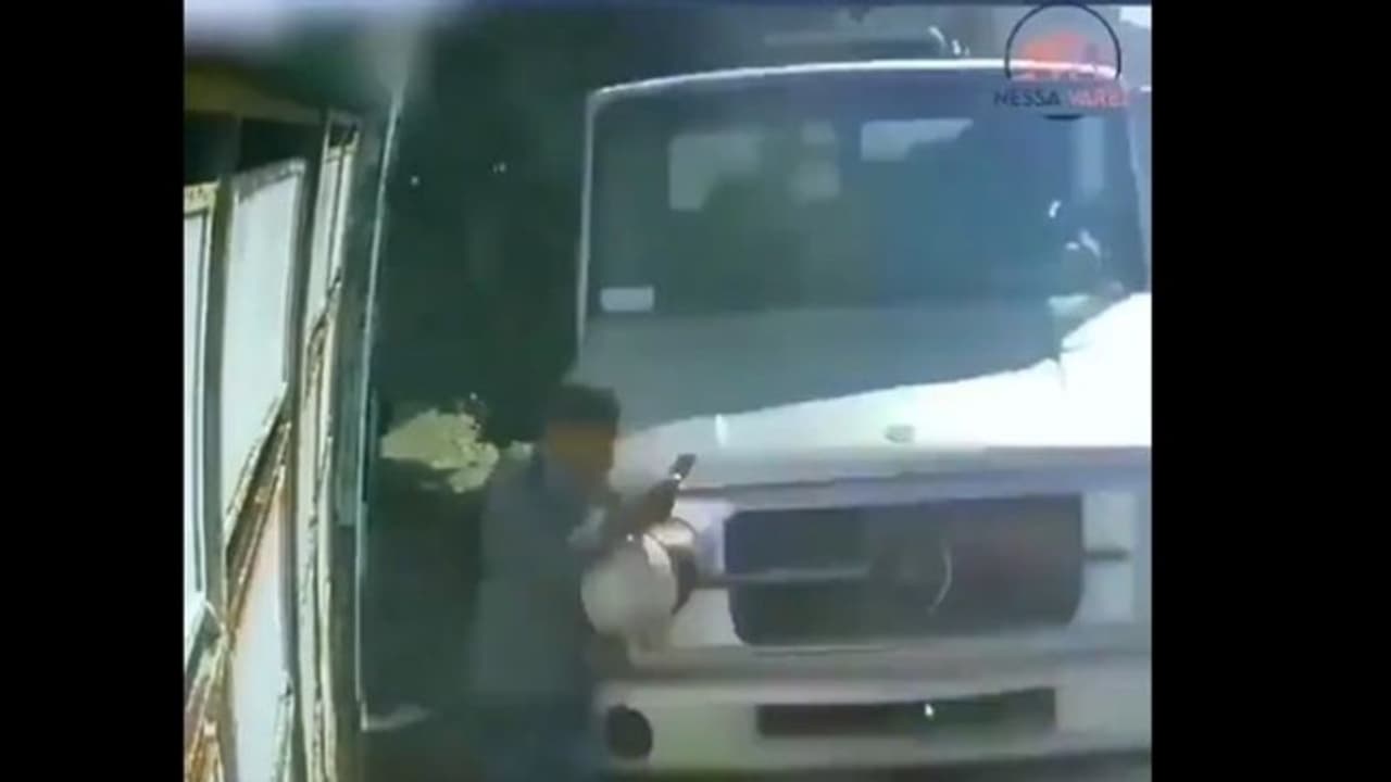 ట్రక్కు మీదికి వచ్చినా.. తృటిలో తప్పించుకున్న పాదచారి.. వైరల్ వీడియోపై కేటీఆర్ ఏమన్నారంటే ? ట్రక్కు మీదికి వచ్చినా.. తృటిలో తప్పించుకున్న పాదచారి.. వైరల్ వీడియోపై కేటీఆర్ ఏమన్నారంటే ?