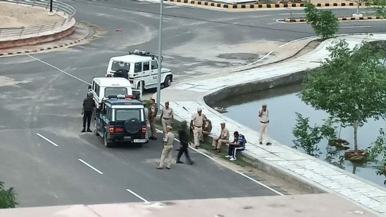 CRPF jawans: రోడ్డు ప్ర‌మాదం.. 8మంది CRPF జ‌వాన్ల‌కు గాయాలు.. ఇద్ద‌రి ప‌రిస్థితి విష‌మం 