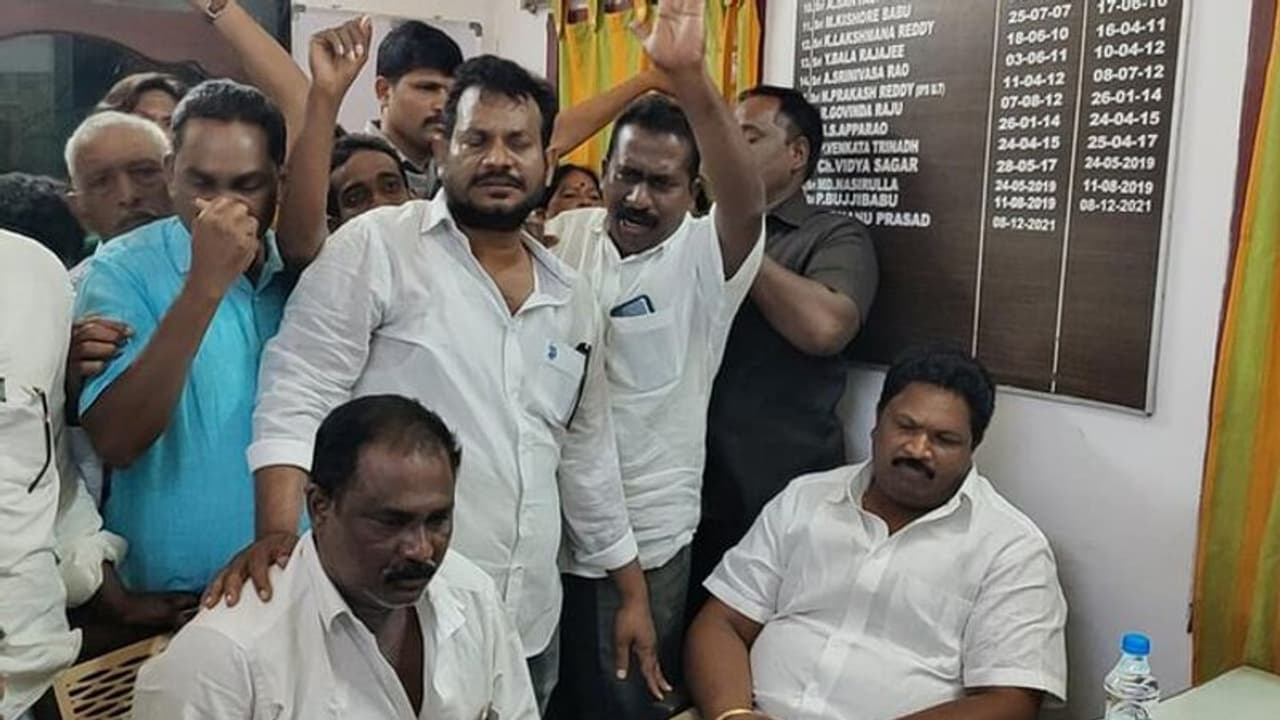 రాత్రి నుంచి పోలీస్ స్టేషన్లో వైసీపీ ఎమ్మెల్యే జగ్గిరెడ్డి నిరసన.. ఫోన్ చేసి వివరాలు అడిగి తెలుసుకన్న సజ్జల రాత్రి నుంచి పోలీస్ స్టేషన్లో వైసీపీ ఎమ్మెల్యే జగ్గిరెడ్డి నిరసన.. ఫోన్ చేసి వివరాలు అడిగి తెలుసుకన్న సజ్జల