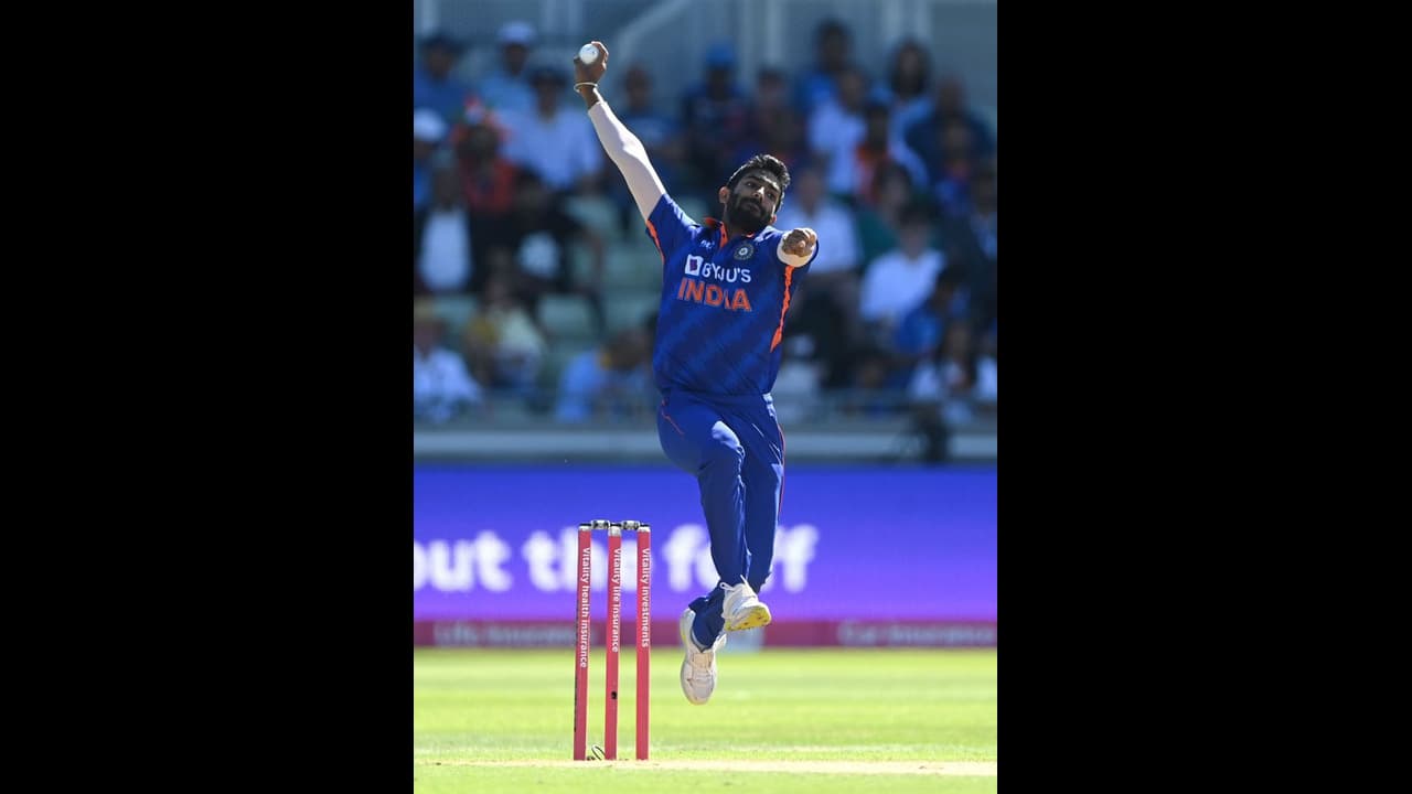 ടി20 ലോകകപ്പ്: ഇന്ത്യക്ക് ഇരുട്ടടി; ജസ്പ്രീത് ബുമ്ര ലോകകപ്പ് ടീമില് നിന്ന് പുറത്ത് ടി20 ലോകകപ്പ്: ഇന്ത്യക്ക് ഇരുട്ടടി; ജസ്പ്രീത് ബുമ്ര ലോകകപ്പ് ടീമില് നിന്ന് പുറത്ത്