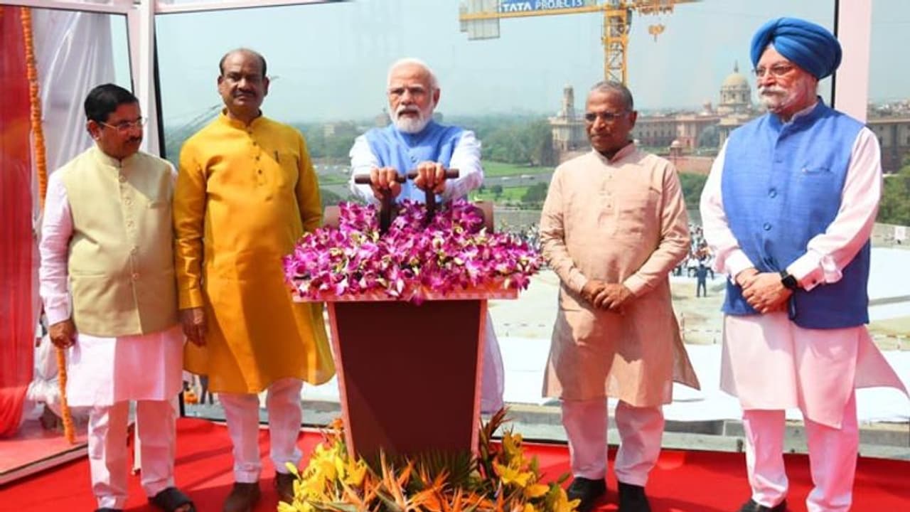 पीएम के आगमन की तैयारी पूरी, भगवा रंग से पटा देवघर एयरपोर्ट से बाबा मंदिर 12 km तक मोदी करेंगे रोड शो