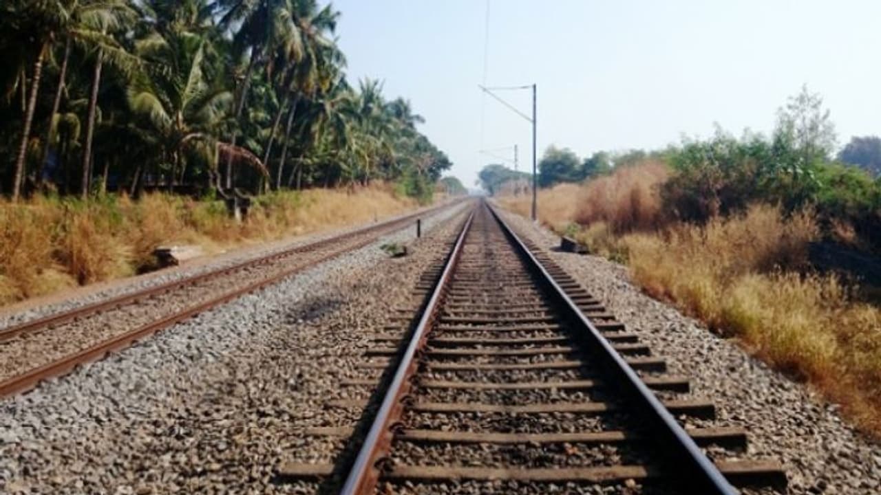 കാസർകോട് അഭിഭാഷകൻ ട്രെയിനിൽ നിന്ന് വീണ് മരിച്ചു