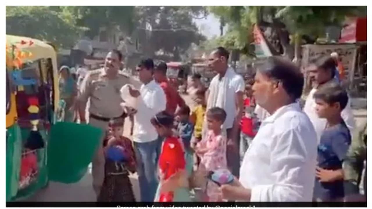 ഓട്ടോയിൽ 27പേർ! ഓട്ടോ നിർത്തിച്ച പൊലീസ് യാത്രക്കാരുടെ എണ്ണം കണ്ട് അമ്പരന്നു വീഡിയോ ഓട്ടോയിൽ 27പേർ! ഓട്ടോ നിർത്തിച്ച പൊലീസ് യാത്രക്കാരുടെ എണ്ണം കണ്ട് അമ്പരന്നു വീഡിയോ