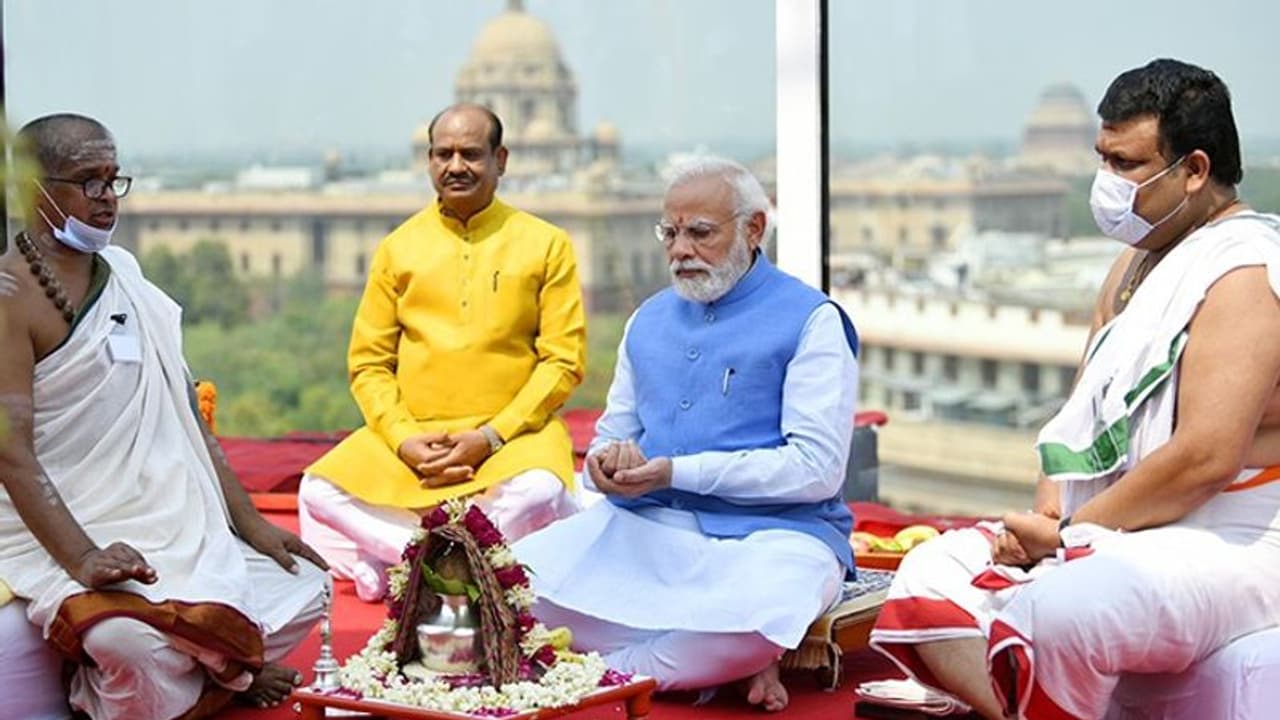 ఇది మీ ఇల్లు.. : కొత్త పార్లమెంటు భవన నిర్మాణ కార్మికులతో ప్రధాని మోడీ సంభాషణ ఇది మీ ఇల్లు.. : కొత్త పార్లమెంటు భవన నిర్మాణ కార్మికులతో ప్రధాని మోడీ సంభాషణ