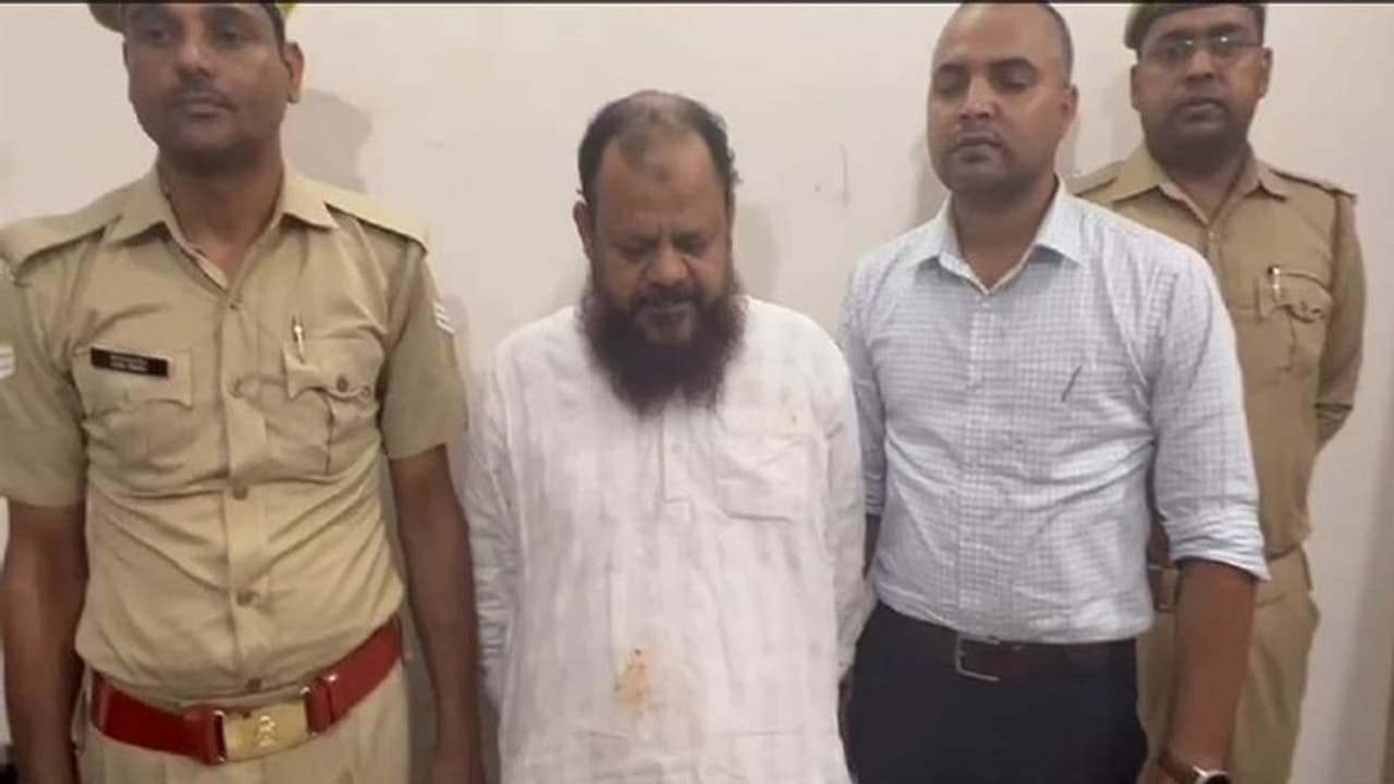 कानपुर हिंसा: हाजी वसी के कारनामों से लोग हैरान, कार्रवाई को लेकर भी खड़े हो रहे कई सवाल कानपुर हिंसा: हाजी वसी के कारनामों से लोग हैरान, कार्रवाई को लेकर भी खड़े हो रहे कई सवाल