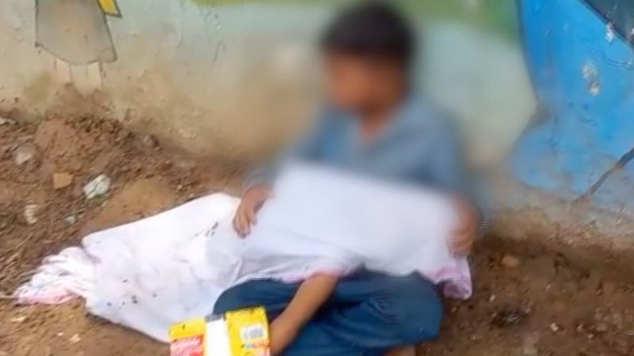 ആംബുലന്സിന് കാശില്ല; കുഞ്ഞനിയന്റെ മൃതദേഹം മടിയില്വച്ച് റോഡരികില് കാത്തിരുന്ന് എട്ടുവയസുകാരന് ആംബുലന്സിന് കാശില്ല; കുഞ്ഞനിയന്റെ മൃതദേഹം മടിയില്വച്ച് റോഡരികില് കാത്തിരുന്ന് എട്ടുവയസുകാരന്