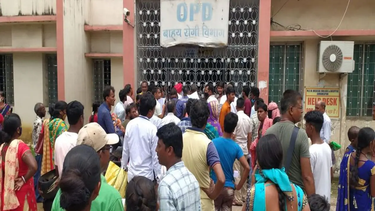 जमशेदपुर के गांधी मेमोरियल अस्पताल के बाहर मरीजों की भीड़, इस कारण से इलाज नहीं कर रहे हैं डॉक्टर जमशेदपुर के गांधी मेमोरियल अस्पताल के बाहर मरीजों की भीड़, इस कारण से इलाज नहीं कर रहे हैं डॉक्टर