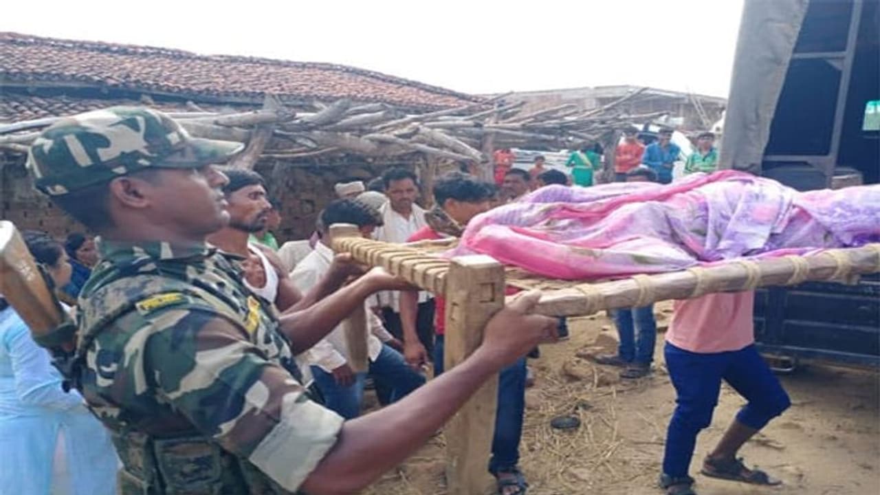 झारखंड में हुई दिल दहला देने वाली घटनाः घरेलू विवाद में मासूम सहित मां को जिंदा जलाया, सास गिरफ्तार झारखंड में हुई दिल दहला देने वाली घटनाः घरेलू विवाद में मासूम सहित मां को जिंदा जलाया, सास गिरफ्तार