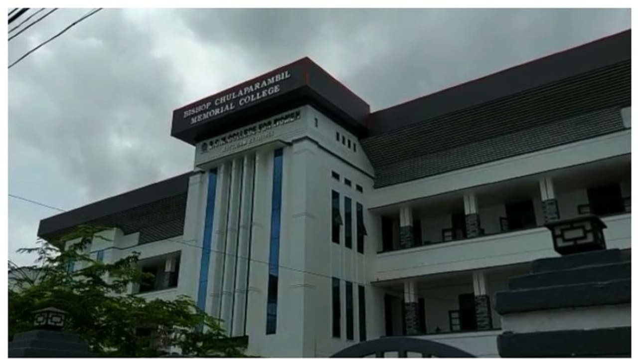 കോട്ടയം ബിസിഎം കോളേജിന് മുകളില് നിന്ന് വിദ്യാര്ത്ഥിനി ചാടി കോട്ടയം ബിസിഎം കോളേജിന് മുകളില് നിന്ന് വിദ്യാര്ത്ഥിനി ചാടി