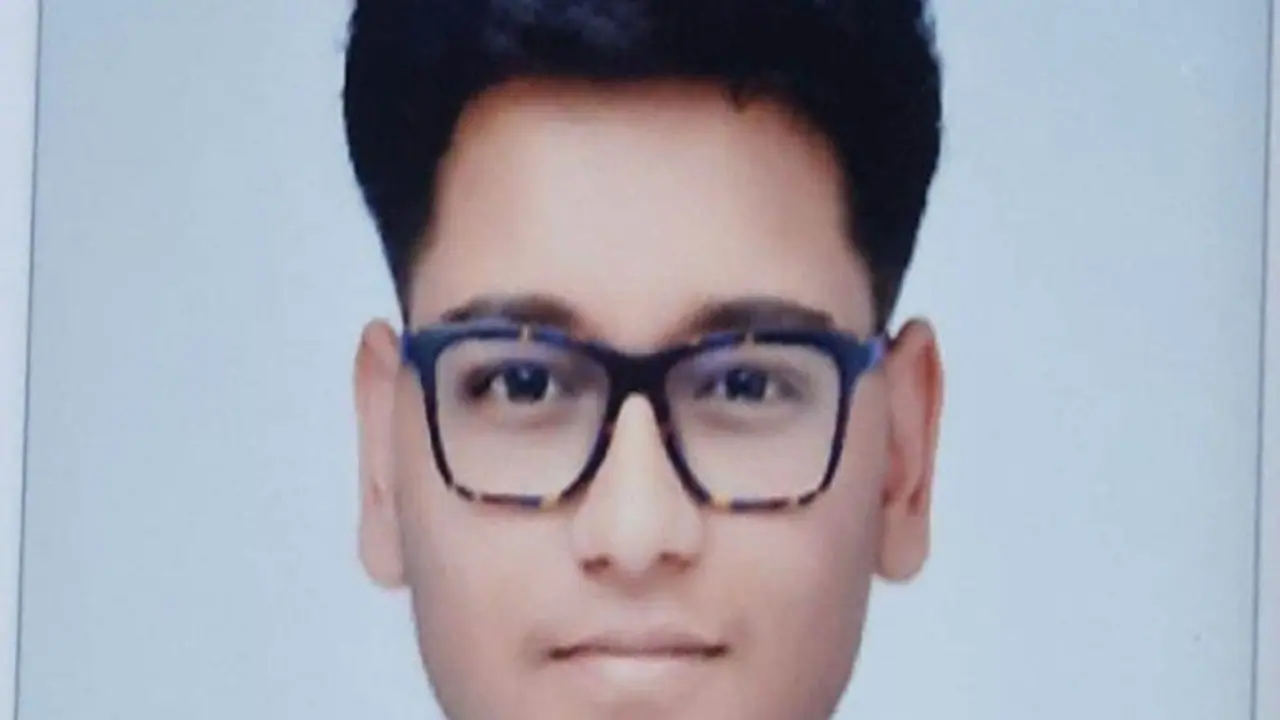 टीचर के बेटे ने JEE मेंस में किया टॉप, 6 घंटे करते थे पढ़ाई, शौक पूरा करने के लिए भी निकालते थे समय