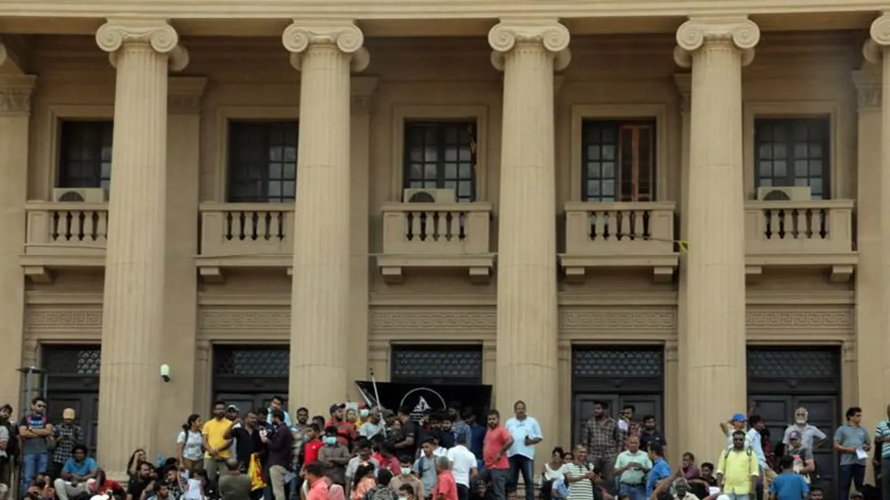 ಲಂಕಾ ಅಧ್ಯಕ್ಷ ಗೊಟಬಯ ಸಹೋದರ, ಮಾಜಿ ಸಚಿವ ದುಬೈ ಹಾರಲು ಯತ್ನ, ಜನರಿಂದ ತಡೆ! ಲಂಕಾ ಅಧ್ಯಕ್ಷ ಗೊಟಬಯ ಸಹೋದರ, ಮಾಜಿ ಸಚಿವ ದುಬೈ ಹಾರಲು ಯತ್ನ, ಜನರಿಂದ ತಡೆ!