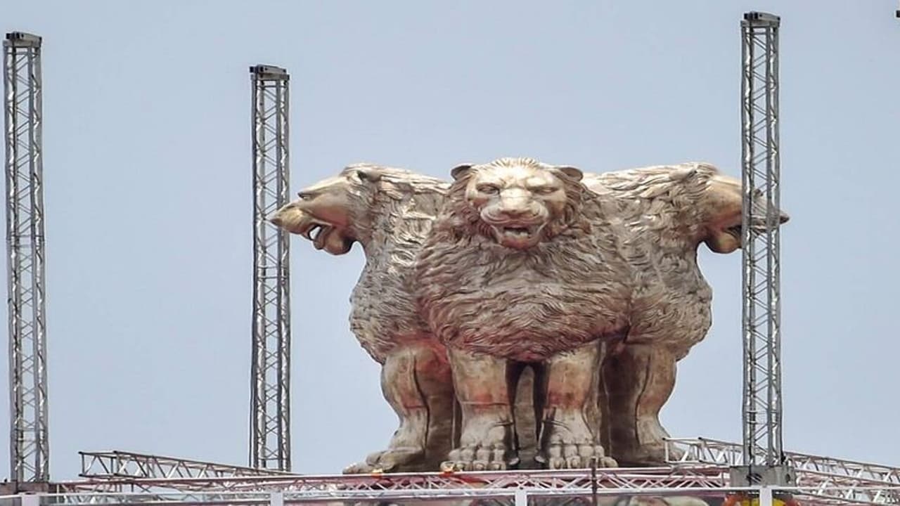 புதிய நாடாளுமன்ற கட்டிடத்தின் தேசிய சின்னம்… தனித்துவமாக காட்சியளிக்க என்ன காரணம்?