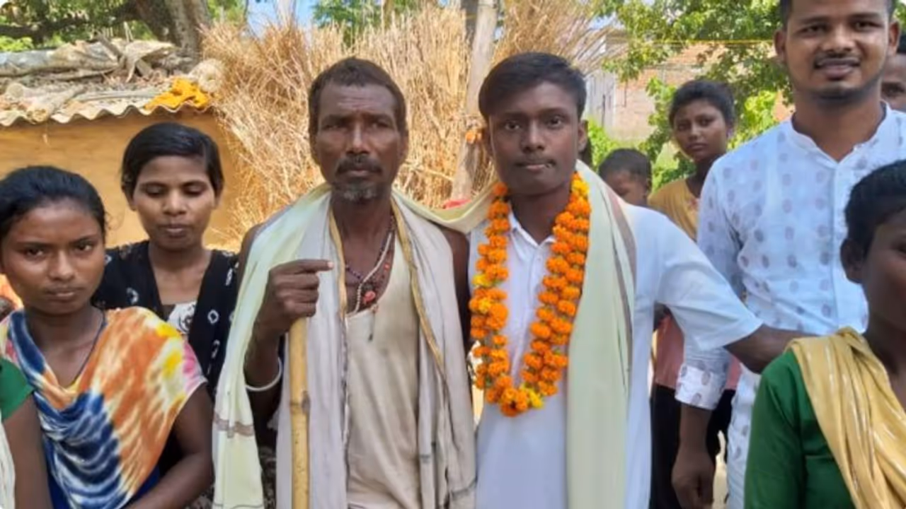 കൊടുംദാരിദ്ര്യത്തിനിടെ ദലിത് വിദ്യാര്ത്ഥിക്ക് യു എസില് പോയി പഠിക്കാന് രണ്ടരക്കോടിയുടെ സ്കോളര്ഷിപ്പ്! കൊടുംദാരിദ്ര്യത്തിനിടെ ദലിത് വിദ്യാര്ത്ഥിക്ക് യു എസില് പോയി പഠിക്കാന് രണ്ടരക്കോടിയുടെ സ്കോളര്ഷിപ്പ്!