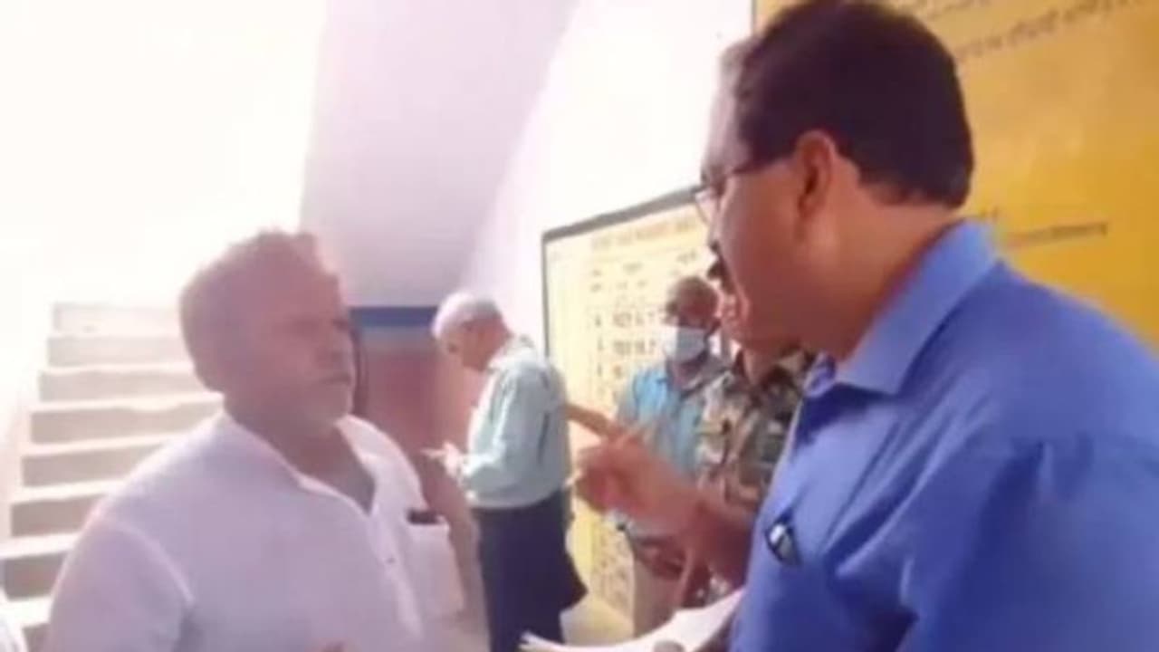 കു‍ർത്തയും പൈജാമയും ധരിച്ച അധ്യാപകന് ചീത്തവിളി, സസ്പെൻഷൻ, സാലറി കട്ട് 