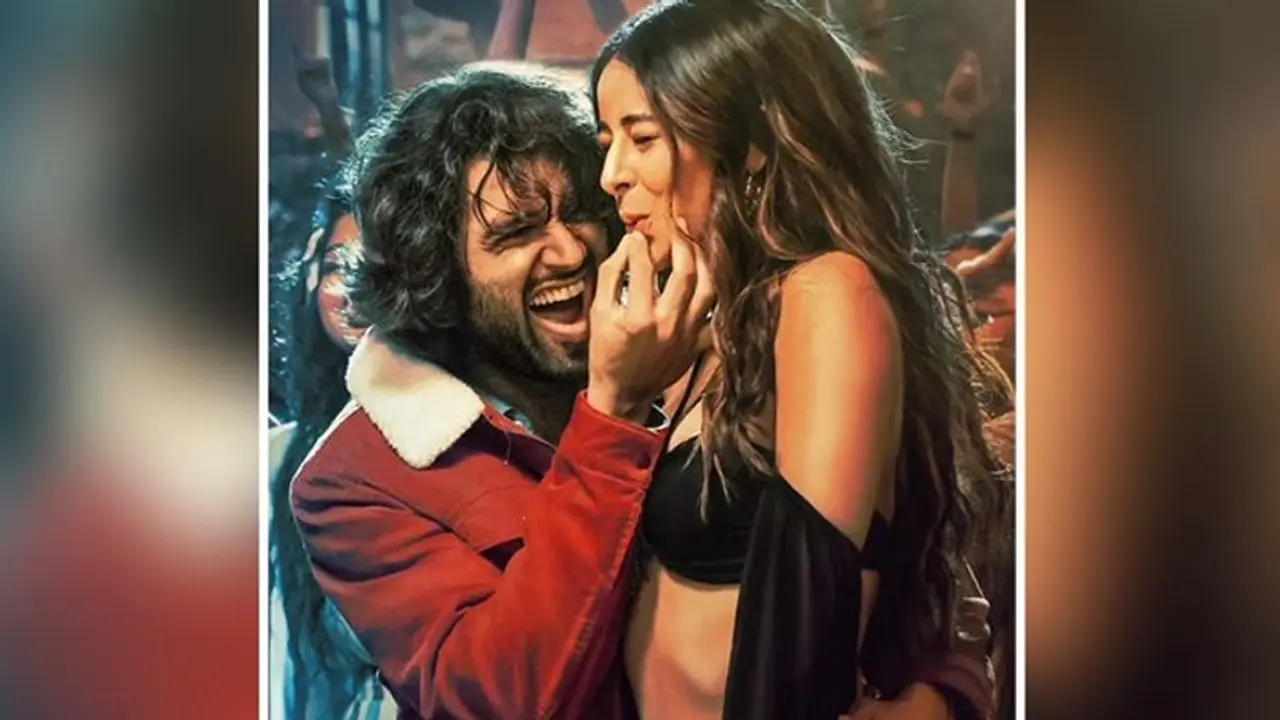 Liger: Vijay Deverakonda, Ananya Panday show their dance moves in Akdi Pakdi, Watch Liger: Vijay Deverakonda, Ananya Panday show their dance moves in Akdi Pakdi, Watch