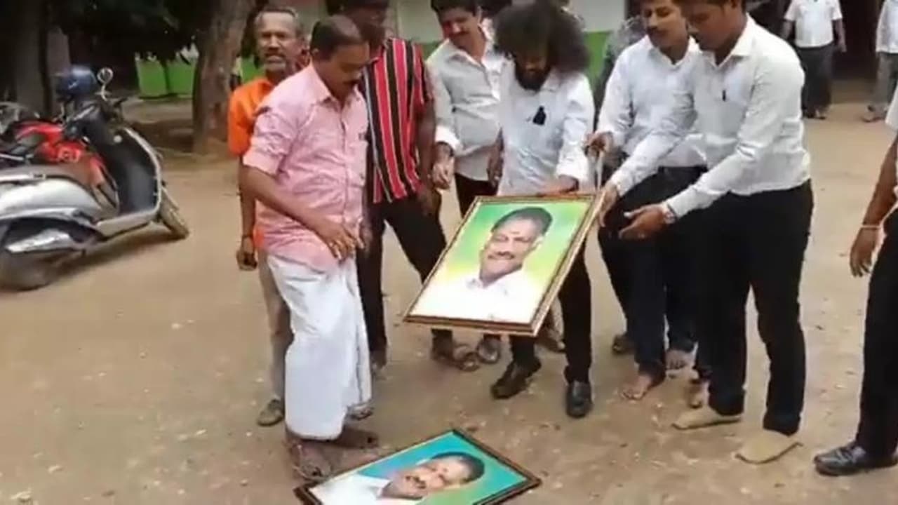 அதிமுக தற்காலிக பொதுச் செயலாளராக ஈபிஎஸ் தேர்வானதன் எதிரொலி... அடித்து நொறுக்கப்படும் ஓபிஎஸ் உருவப்படங்கள்!!