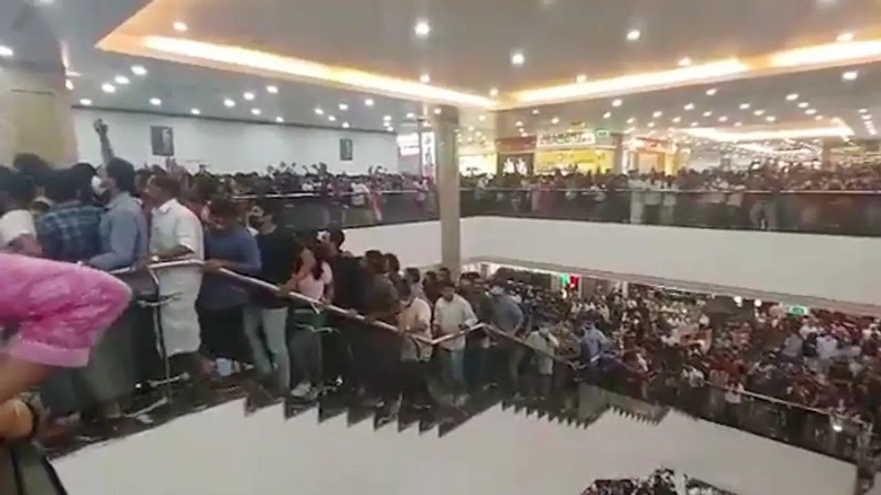 Watch: Huge crowd throng Kerala's Lulu Malls for midnight sale Watch: Huge crowd throng Kerala's Lulu Malls for midnight sale