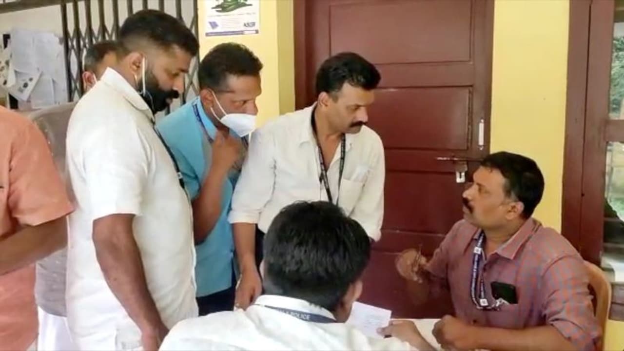 പഞ്ചായത്ത് വൈസ് പ്രസിഡൻറ് കൈക്കൂലി വാങ്ങിയത് സബ്സിഡി ശുപാശയ്ക്ക്, പിടികൂടിയത് നാടകീയമായി പഞ്ചായത്ത് വൈസ് പ്രസിഡൻറ് കൈക്കൂലി വാങ്ങിയത് സബ്സിഡി ശുപാശയ്ക്ക്, പിടികൂടിയത് നാടകീയമായി