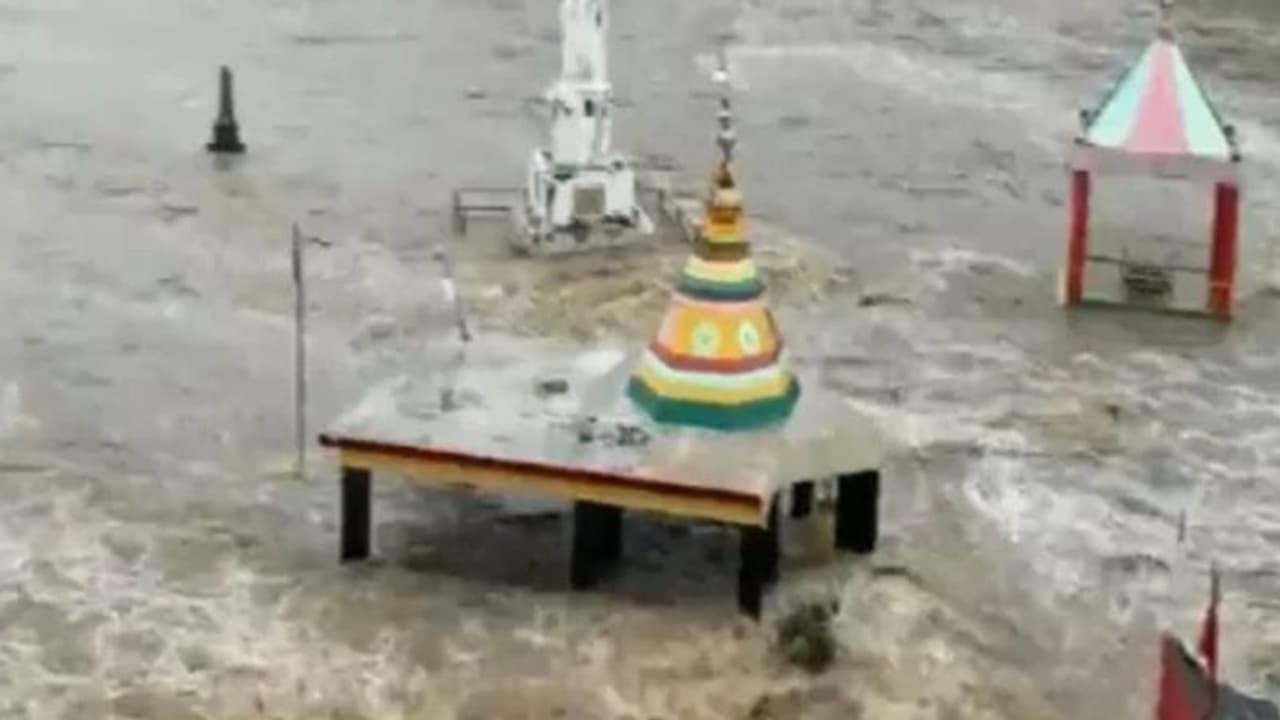 नासिक में भारी बारिश ने माचाई तबाही: गोदावरी नदी ने दिखाया रौद्र रूप...डूब गए कई मंदिर नासिक में भारी बारिश ने माचाई तबाही: गोदावरी नदी ने दिखाया रौद्र रूप...डूब गए कई मंदिर