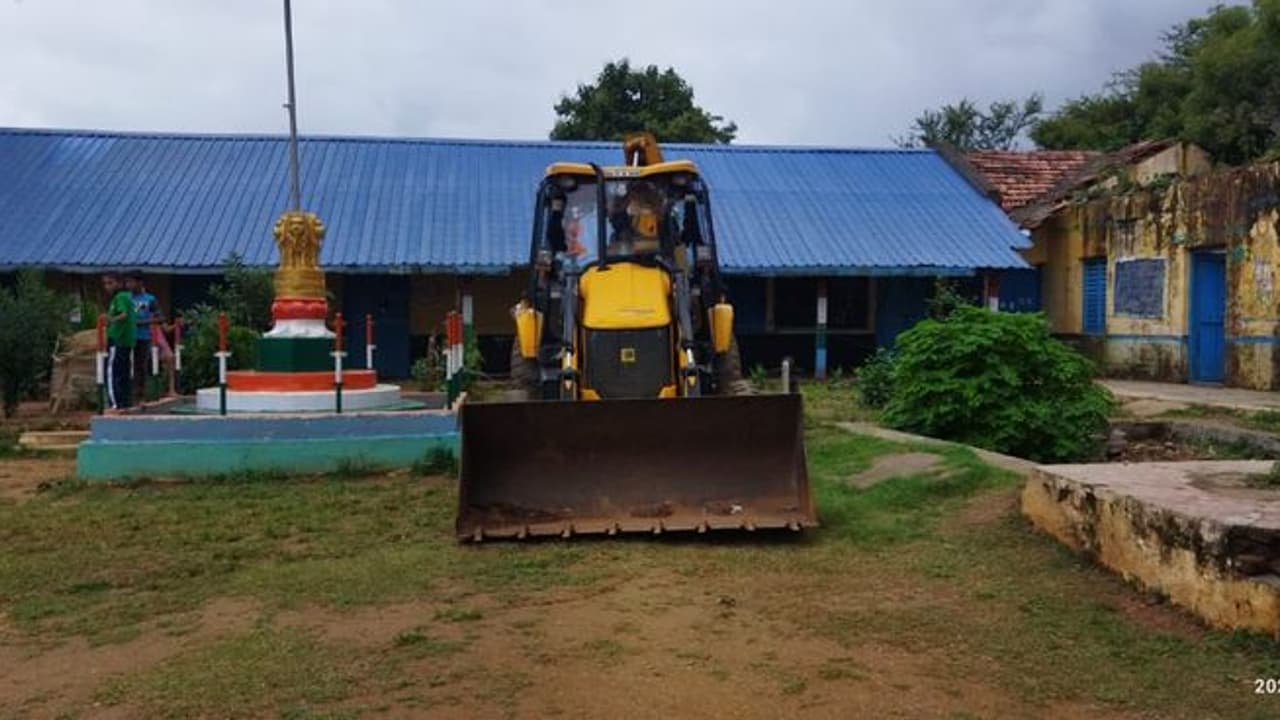 ಶಿಕ್ಷಣ ಇಲಾಖೆ ವಿರುದ್ಧವೇ ಬೀದಿಗಿಳಿದ ಸರ್ಕಾರಿ ಶಾಲೆಯ ಮಕ್ಕಳು!