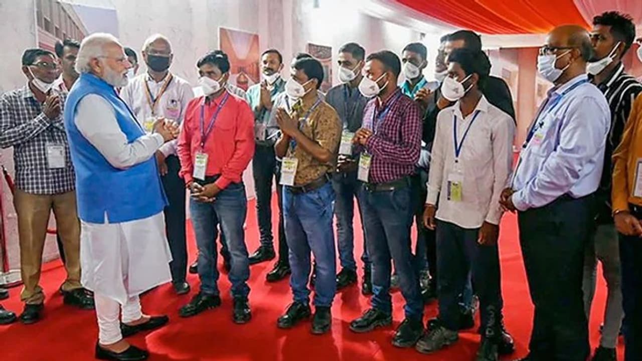 खुद बैरियर हटा मजदूरों से बात करने पहुंचे मोदी, अशोक स्तंभ बनाने वालों से PM ने पूछे ये 5 मजेदार सवाल खुद बैरियर हटा मजदूरों से बात करने पहुंचे मोदी, अशोक स्तंभ बनाने वालों से PM ने पूछे ये 5 मजेदार सवाल