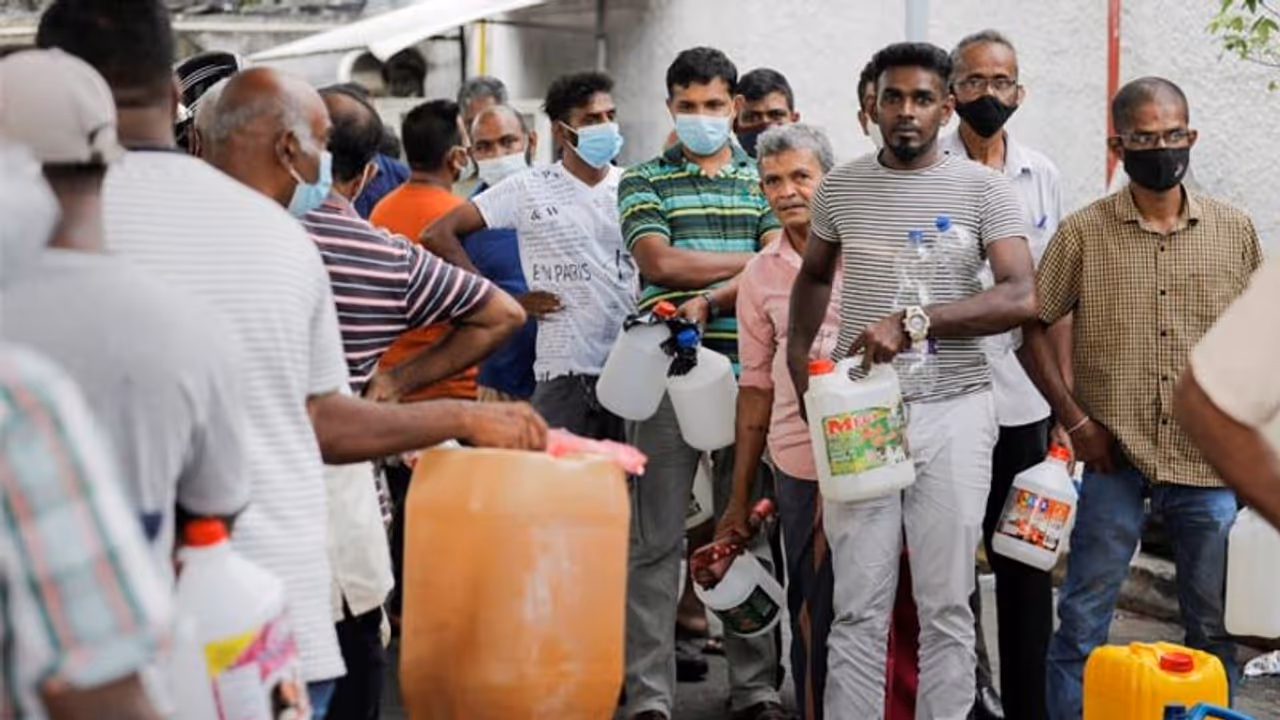 Sri Lanka economic crisis: శ్రీలంక సంక్షోభం.. పెట్రోల్, డీజిల్ పై రూ.20 తగ్గింపు Sri Lanka economic crisis: శ్రీలంక సంక్షోభం.. పెట్రోల్, డీజిల్ పై రూ.20 తగ్గింపు