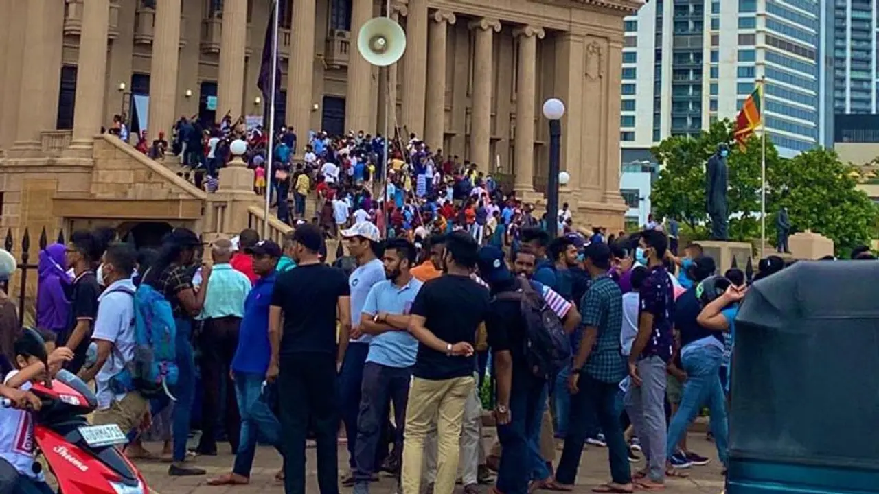 ದೇಶ ತೊರೆಯಲು ಯತ್ನಿಸುತ್ತಿದ್ದ ಬಾಸಿಲ್ ರಾಜಪಕ್ಸೆ ವಿಮಾನ ನಿಲ್ದಾಣದಿಂದಲೇ ವಾಪಾಸ್! ದೇಶ ತೊರೆಯಲು ಯತ್ನಿಸುತ್ತಿದ್ದ ಬಾಸಿಲ್ ರಾಜಪಕ್ಸೆ ವಿಮಾನ ನಿಲ್ದಾಣದಿಂದಲೇ ವಾಪಾಸ್!