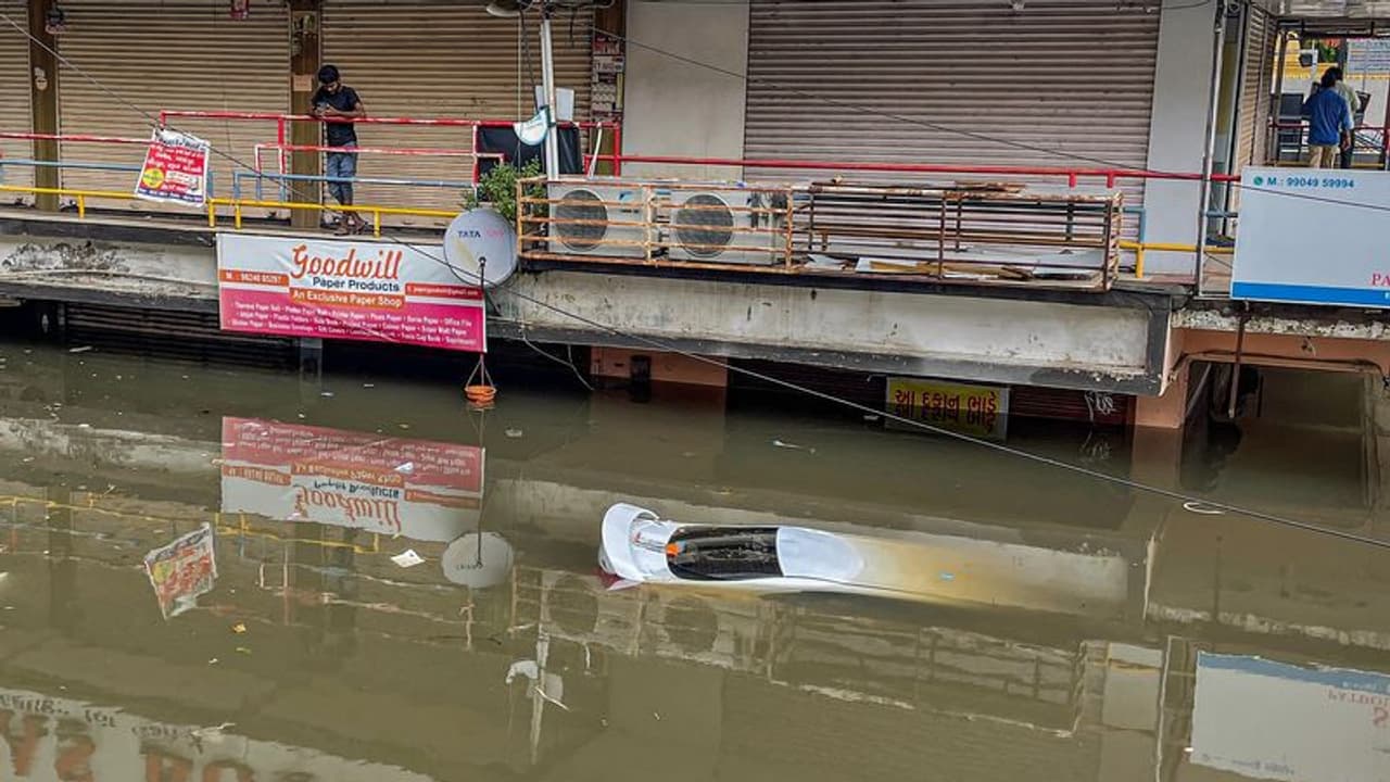 ഗുജറാത്തിൽ മഴ തുടരുന്നു, കനത്ത നാശനഷ്ടം, ജൂൺ മുതൽ മഴക്കെടുതിയിൽ മരിച്ചത് 63 പേർ ഗുജറാത്തിൽ മഴ തുടരുന്നു, കനത്ത നാശനഷ്ടം, ജൂൺ മുതൽ മഴക്കെടുതിയിൽ മരിച്ചത് 63 പേർ
